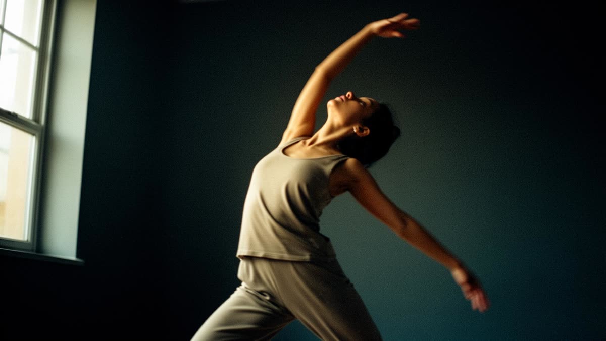 Bailarina en movimiento consciente durante una exploración somática de Feldenkrais en un estudio luminoso de Mar del Plata